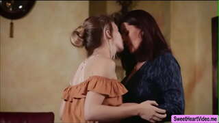 ���යිවි වුල්ෆ් ව්යාප්ත ඇගේ කකුල් Magdalene StMichaels licks ඇයට මෝඩයෙක්