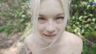 Caliente adolescente chupa la polla en el bosque. Karneli Bandi