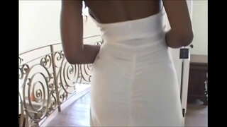 Nyomi ໄດ້ຮັບກົ້ນຂອງນາງຈະລາຈອນ