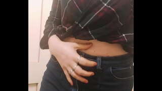 Peitos grandes, Menina Sensual Jogar Buceta no Banheiro durante a Viagem