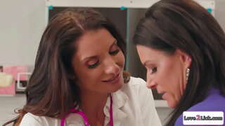 Busty nurse te whakawai te milf kaiako me te e horomiti nei tona teen topanga heua.Te brunette ngotea ona tits nui, me te ka e horomiti nei, me te masturbates tona teen topanga.Na ka 69