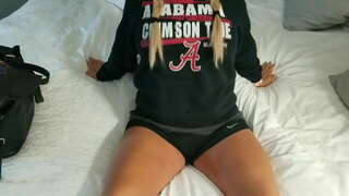 ���াড়ীতে তৈরি স্বর্ণকেশী স্ত্রী একটি মোরগ rides