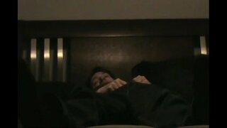 טשיטינג זוינע פרוי געץ איר לאָך סלאַמד דורך גלויבנס-אַרבעטער