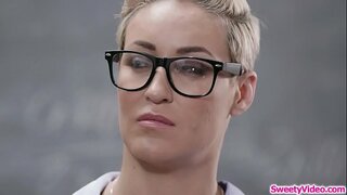 Tini Bébi eszik az oktatók Picsa óra után