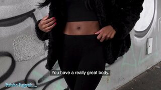 Δημόσια Πράκτορα του ηνωμένου βασιλείου Μαύρο Ασία Ραε που οδηγά ένα μεγάλο ζουμερό κώλο τεράστιο πουλί για μετρητά