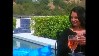 Sexy potetovaná kráska s havraními vlasy svede vole kolegy na terase získat větší slevu při koupi domu