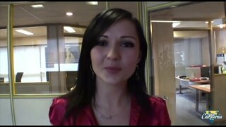 Pequena morena oferece seu cuzinho com prazer