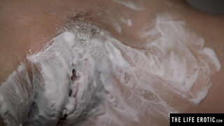 Vidi ŝia granda boobs grandaj kiel ŝi razas sian hairy pussy kaj masturbates